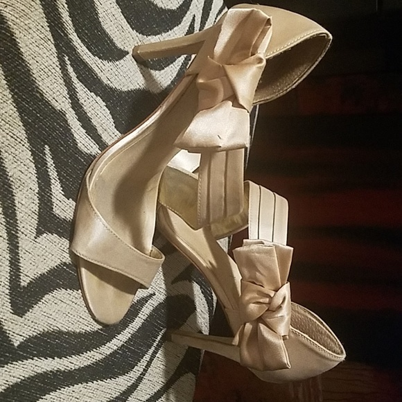 Satin cream heels with bow accents - Picture 2 of 5